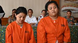WNA Kasarin Khamkhao dan Sanicha Maneetes dari Thailand dalam konferensi pers penyelundupan narkotika di Kantor Bea Cukai Ngurah Rai, Bali, Senin (21/10/2019). Keduanya ditangkap di terminal kedatangan dengan barang bukti methamphetamine seberat 958 gram pada 13 Oktober 2019. (SONNY TUMBELAKA/AFP)