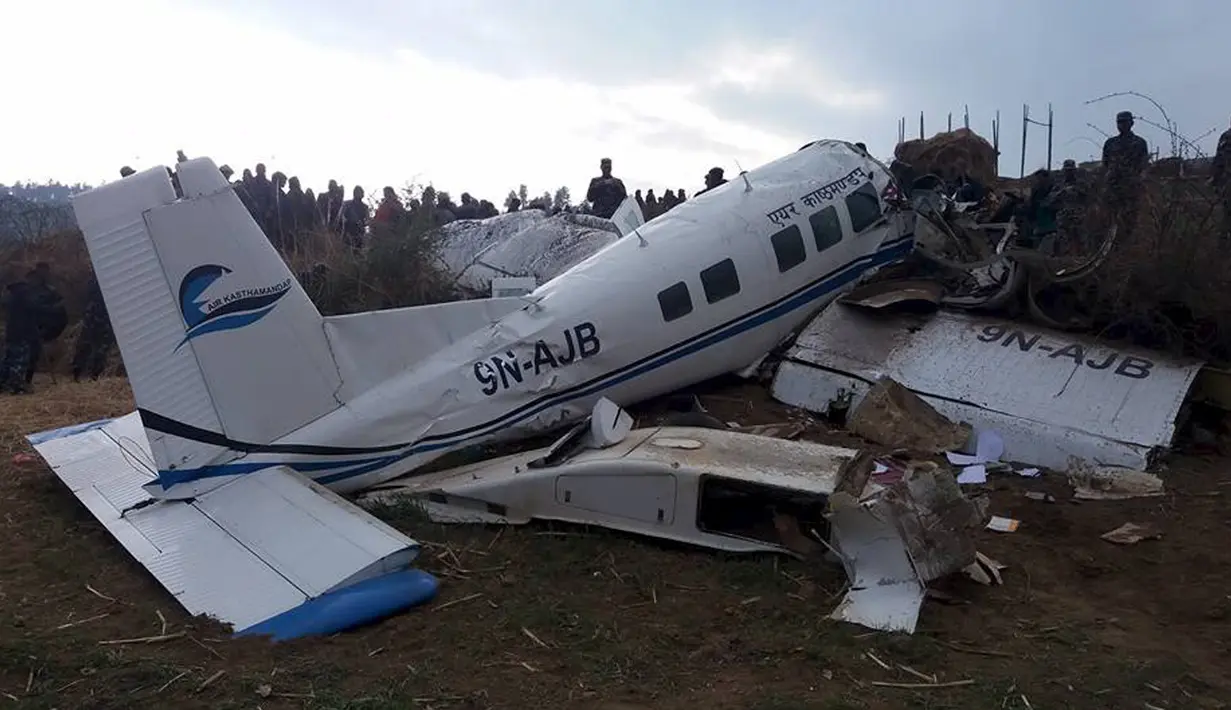 Pesawat kecil milik Kasthamandap Airlines jatuh di wilayah pegunungan bagian barat Nepal, Jumat (26/2). Dua orang tewas dan 9 lainnya mengalami luka saat pesawat tersebut berusaha mendarat di dekat desa Tilkha. (REUTERS/Kamal Bahadur Shahi)