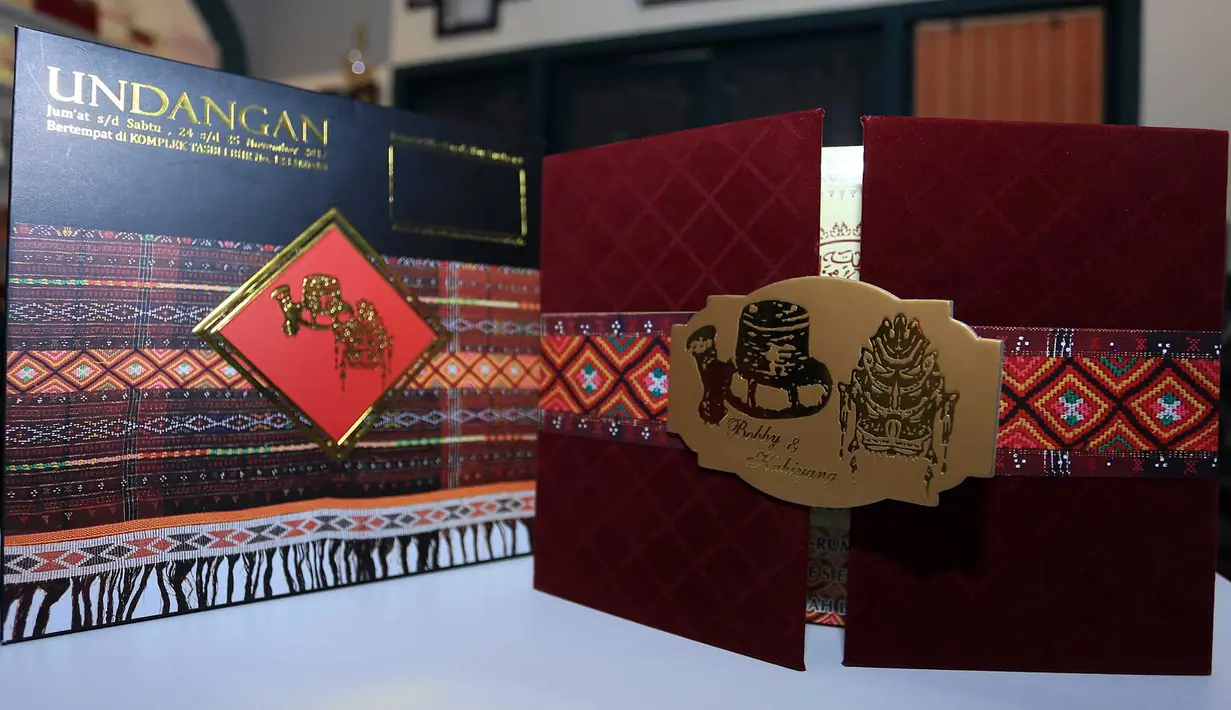 “Cuma awal baru desain untuk dipilih, mereka pengen kain ulos gitu. Kebetulan itu (kain ulos) dari almarhum ayah mas Bobby, kemudian difoto dan kami terapkan ke undangan,” lanjutnya saat diwawancarai pada Selasa (21/11/2017). (Deki Prayoga/Bintang.com)