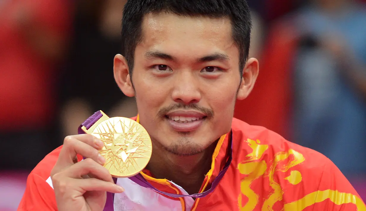 Lin Dan menunjukkan medali emasnya setelah mengalahkan Lee Chong Wei dalam Olimpiade London 2012 di London, Inggris, 5 Agustus 2012. Lin Dan dianggap sebagai salah satu tunggal putra terbaik di dunia. (Adek BERRY/AFP)
