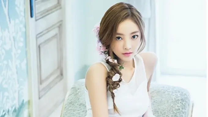 Goo Hara mengunggah fotonya dengan Sulli yang sempat menuai kontroversi.