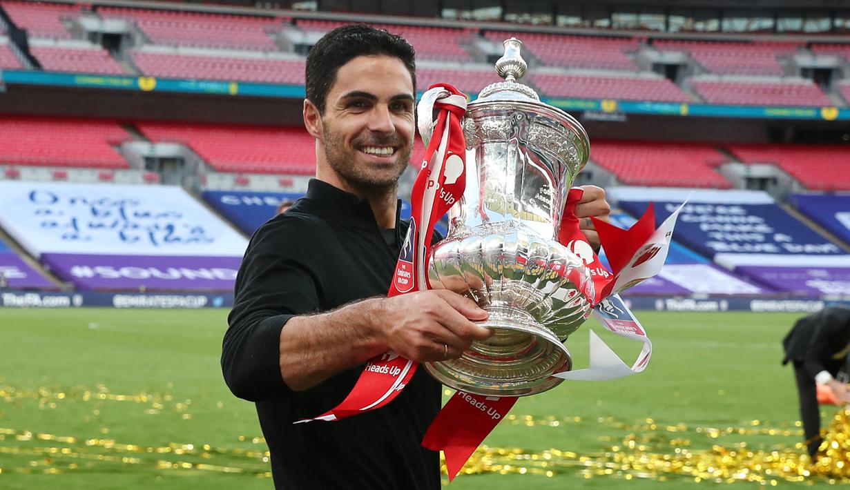 Mikel Arteta. Pelatih asal Spanyol ini ditunjuk Arsenal menggantikan posisi Unai Emery yang dipecat pada pertengahan musim 2019/2020, 19 Desember 2019. Arteta sukses mempersembahkan trofi FA Cup untuk Arsenal usai menang 2-1 atas Chelsea di partai final, 1 Agustus 2020. (AFP/Catherine Ivill/Pool)