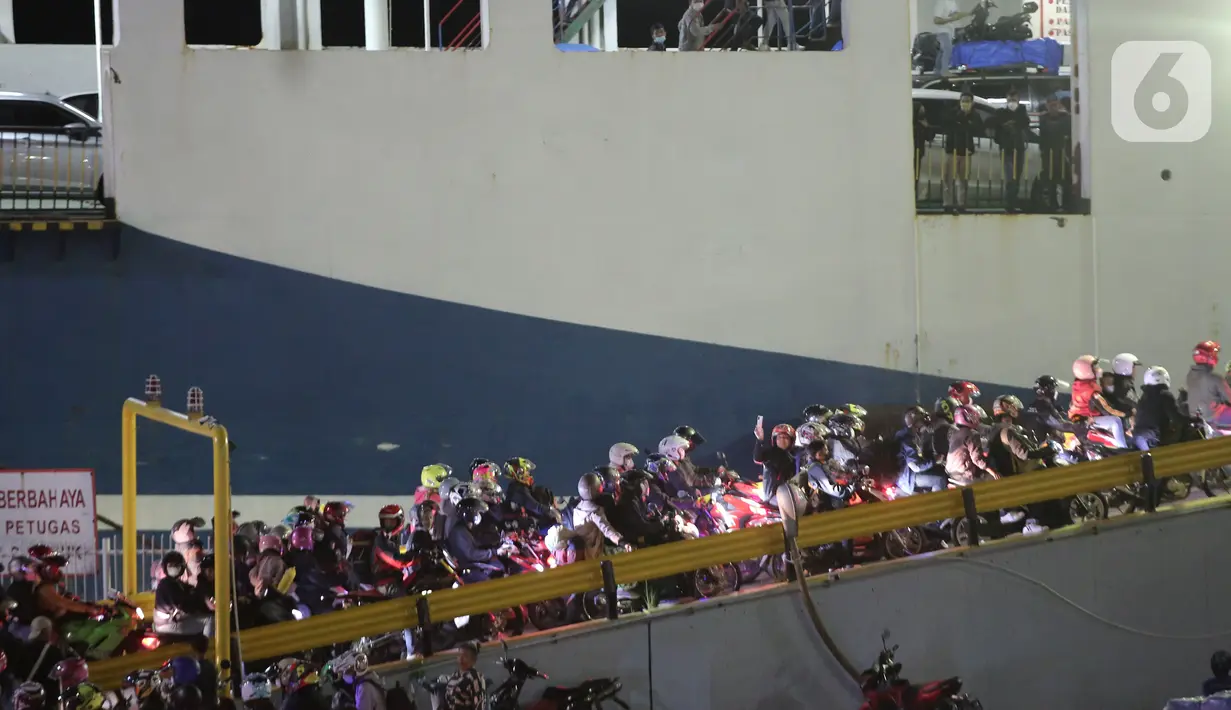 <p>Sejumlah pemudik bersepeda motor antre memasuki kapal "Roll on-Roll off" (RoRo) di Pelabuhan Merak, Banten, Kamis (28/4/2022). Puncak arus mudik H-3 lebaran di Pelabuhan Merak sudah dipenuhi oleh pemudik. Tampak, pemudik yang membawa anak kecil serta barang bawaan yang diikat di belakang motor. (Liputan6.com/Angga Yuniar)</p>