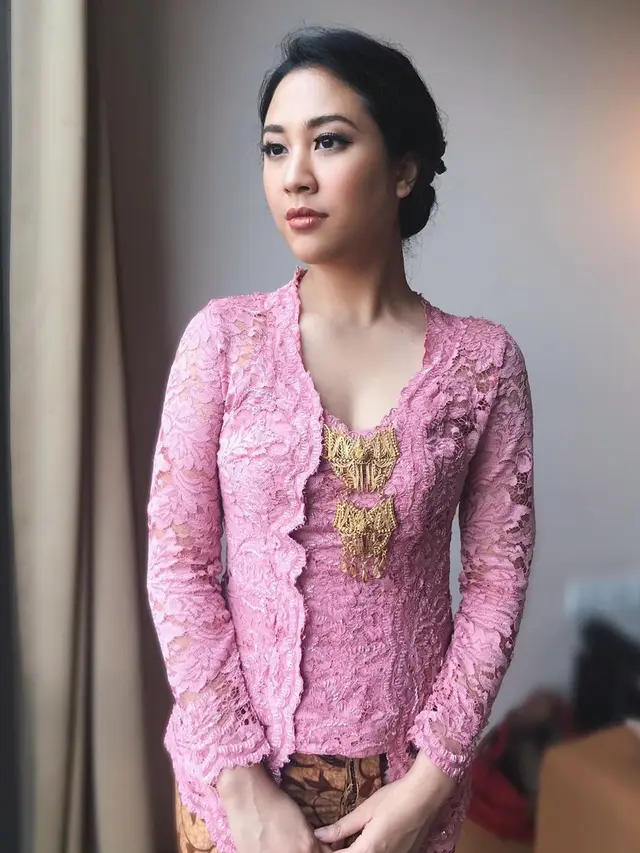 Potret Sherina Munaf Kondangan Pakai Kebaya (sumber: instagram/sherinasinna)