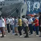Sejumlah ABK kapal MV Costa Mediterania tiba di dermaga JICT 2 Pelabuhan Tanjung Priok, Jakarta, Selasa (6/10/2020). Dari total 99 orang yang tiba, 82 di antaranya adalah WNA dari delapan negara, seperti Kolombia, Honduras, Filipina, Etiopia, Sri Lanka, Peru dan India. (merdeka.com/Imam Buhori)