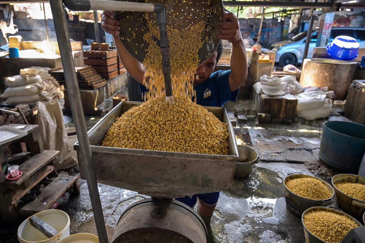 FOTO: Kenaikan Harga Kedelai Tekan Produksi Tahu di Jawa Timur