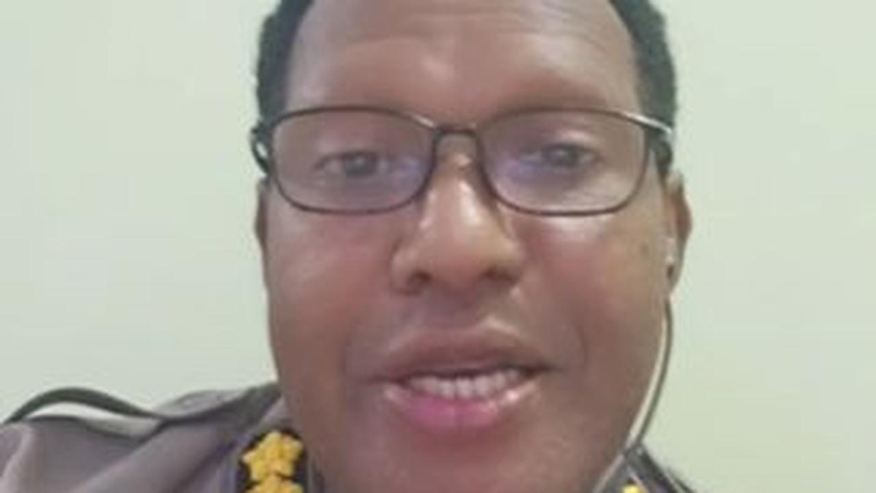 Auditor Kepolisian Madya TK.III Itwasda Polda Papua Kombes Pol Andi Yoseph Enoch berikan penjelasan tentang bet dan brevet yang ada di seragamnya.