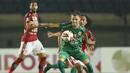 Striker PS Sleman, Velez Nicolas Leandro (depan) mengontrol bola dibayangi gelandang Bali United, Hariono dalam laga perempatfinal Piala Menpora 2021 di Stadion Si Jalak Harupat, Bandung, Senin (12/4/2021). (Bola.com/Ikhwan Yanuar)