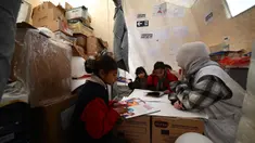 Seorang psikolog merawat anak-anak yang terdampak oleh gempa bumi berkekuatan 7,8 magnitudo yang melanda wilayah perbatasan Turki dan Suriah, Kahramanmaras, Senin (12/2/2023). Gempa dahsyat yang melanda Turki dan Suriah telah menelan puluhan ribu korban meninggal dunia. Korban tewas mencapai lebih dari 24.000 di Turki dan Suriah, saat ini upaya penyelamatan terus berlanjut. (OZAN KOSE/AFP)