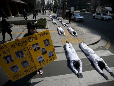 Upacara oleh umat Budha di tengah kota Seoul, sebagai aksi meminta pemerintah setempat untuk mengangkat kapal feri Sewol yang tenggelam sebelum peringatan setahun tragedi tersebut, Seoul, Korsel, Kamis (26/3/2015). (Reuters/Kim Hong-Ji)