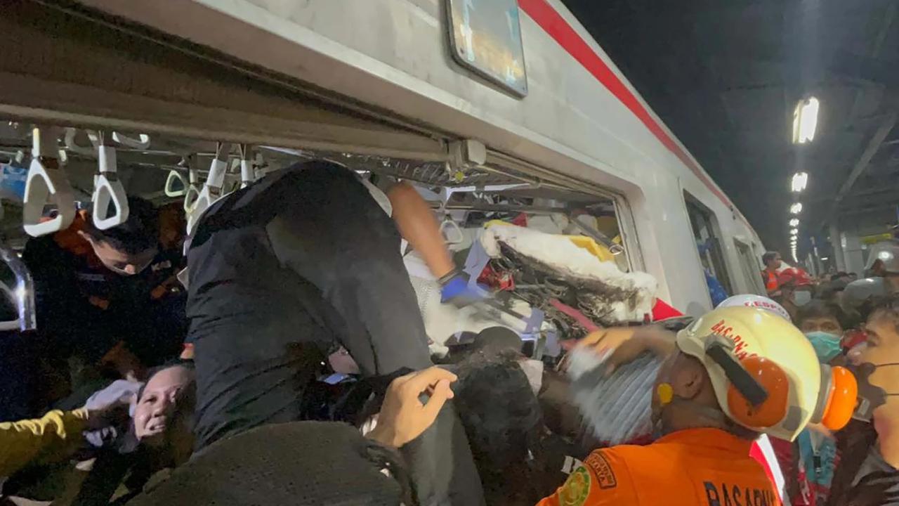 FOTO: Evakuasi Dramatis Korban Tabrakan Kereta di Bekasi Timur