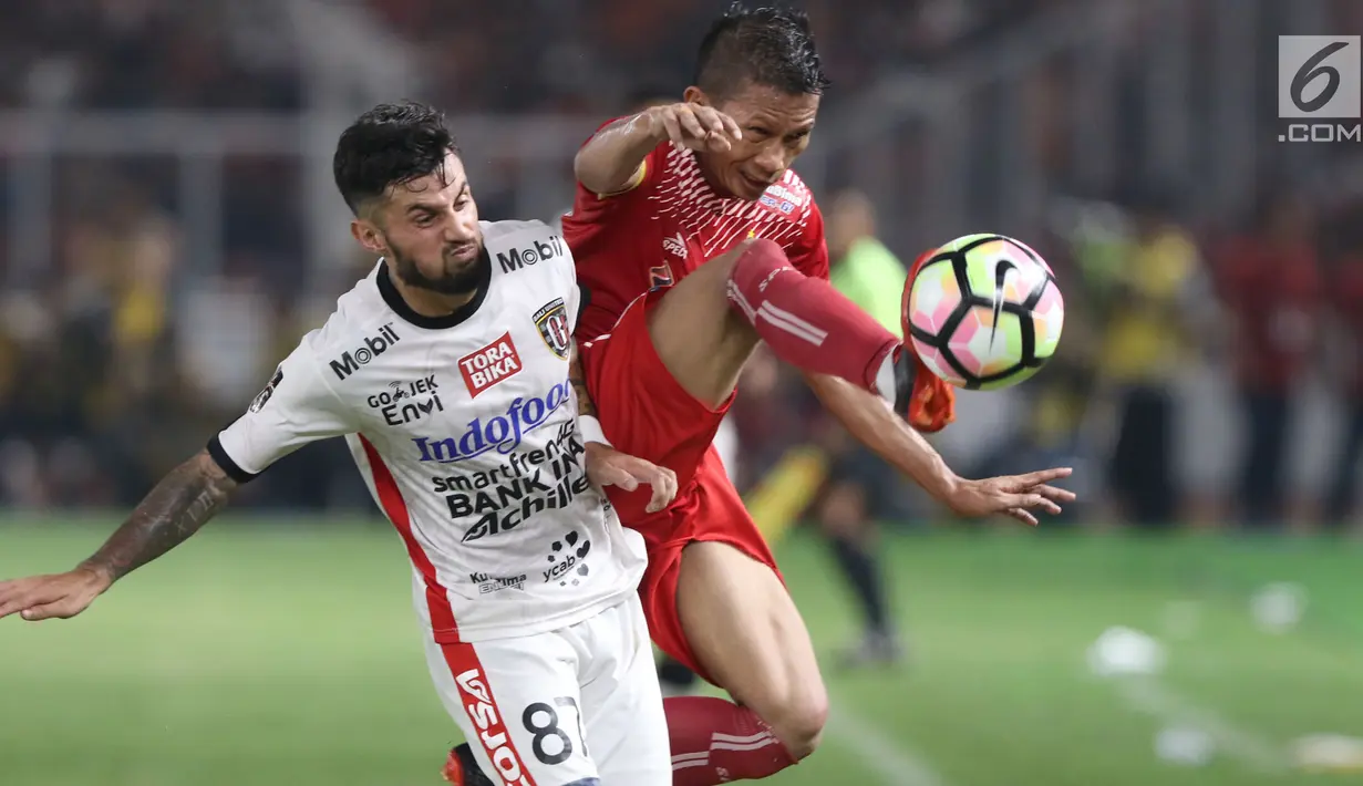 Pemain Bali United dan Persija Jakarta berebut bola pada laga final melawan Bali United di Stadion Utama GBK, Senayan, Jakarta, Sabtu (17/2). Persija menang 3-0 atas Bali United. (Liputan6.com/Arya Manggala)