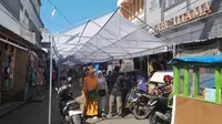 Sekitar 314 Pedagang Kaki Lima (PKL) yang biasa berjualan di sepanjang bilangan Jalan A. Yani atau PKL ‘Pengkolan’ Garut, Jawa Barat, akhirnya sudi melakukan relokasi di jalan Pasar Baru. (Liputan6.com/Jayadi Supriadin)