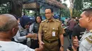 Gubernur DKI Jakarta Anies Baswedan bersalaman dengan petugas Dishub saat meninjau fasilitas publik di kawasan Bundaran HI, Jakarta, Senin (22/4). (Liputan6.com/Johan Tallo)