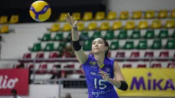 Dara cantik kelahiran Bandung tersebut merupakan pemain yang berposisi sebagai seorang middle blocker. Dengan tingginya yang mencapai 180 cm, Yolla sangat mumpuni dalam hal bertahan. (Bola.com/Bagaskara Lazuardi)