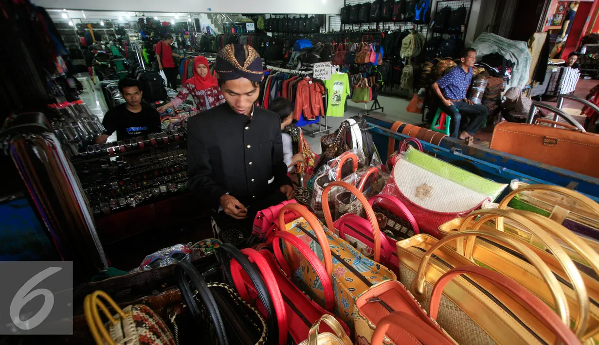 PKL merapihkan dagangannya di kawasan Malioboro mengenakan pakaian tradisional, Rabu (20/4/2016). Sejumlah PKL mengenakan pakain adat jawa menyambut hari Kartini 21 April besok. (Liputan6.com/Boy Harjanto)