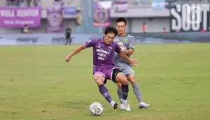 Pemain Persebaya Surabaya, Sho Yamamoto, berusaha melewati pemain Persita Tangerang, Bae Sin-yeong, pada laga Liga 1 di Stadion Indomilk Arena, Tangerang, Rabu (18/1/2023). Persebaya menang dengan skor 5-0. (Bola.com/M Iqbal Ichsan)