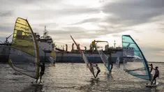 Sejumlah atlet layar berlatih saat pelatnas di Laut Jakarta, Kamis (24/5/2018). Cabang layar menargetkan dua medali emas pada Asian Games 2018. (Bola.com/Vitalis Yogi Trisna)