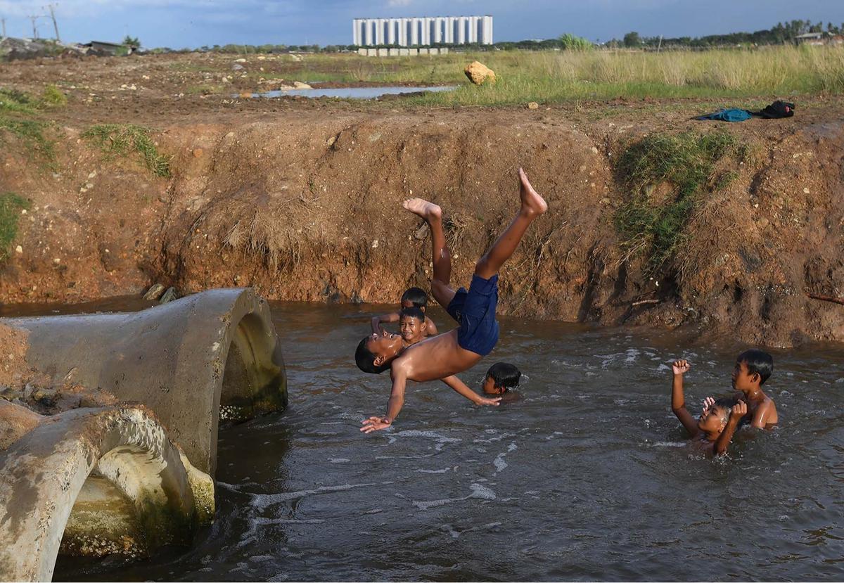 FOTO: Keceriaan Anak-Anak Bermain Pada Saluran Air di Tanjung Pasir
