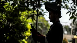 Peserta menyiapkan peralatan saat mengikuti pelatihan pengelasan dengan sistem jemput bola (mobile training unit/MTU) yang digelar Pusat Pelatihan Kerja Khusus Pengembangan Las (PPKKPL) di halaman Kantor Kelurahan Pancoran, Jakarta, Kamis (15/9/2022). Kegiatan yang dilaksanakan selama kurang lebih selama satu bulan ini untuk memberikan keterampilan dan meningkatkan keahlian sekaligus sebagai upaya menekan angka pengangguran. (Liputan6.com/Faizal Fanani)