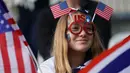 Fans wanita memakai atribut AS sebelum pertandingan Grup F Piala Dunia Wanita 2019 antara Amerika Serikat melawan Thailand di Stadion Auguste-Delaune di Reims, Prancis (11/6/2019). (AFP Photo/Lionel Bonaventure)