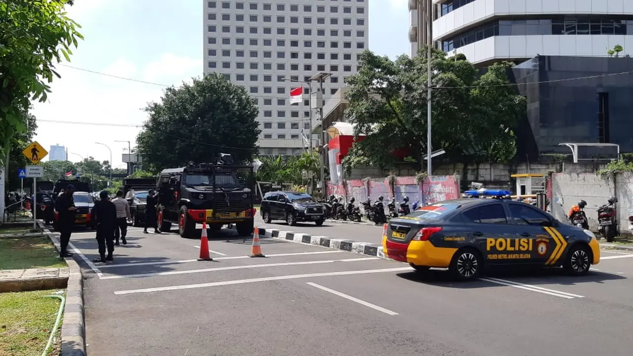 Aparat gabungan TNI-Polri berjaga di sekitar KPK lantaran ada informasi aksi pada Jumat (28/5/2021).