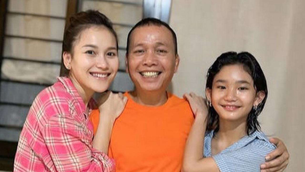 Potret Perayaan Ultah Sederhana Ayah Ojak dengan Kue Menggemaskan di Rumah, Ayu Ting Ting Panjatkan Doa