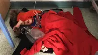 Foto seorang pasien anak di Inggris terbaring di lantai RS. (Source: Twitter/ @FactCheckerUK)