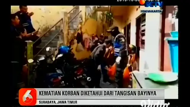 Polisi bersama warga Kampung Malang gang V Surabaya mengevakuasi jenazah ibu muda bernama Ayudia di sebuah kamar kos. Sebelum meninggalnya wanita asal kota Gresik tersebut diketahui para tetangga bahwa bayi yang berada dalam kamar kos ini menangis cu...