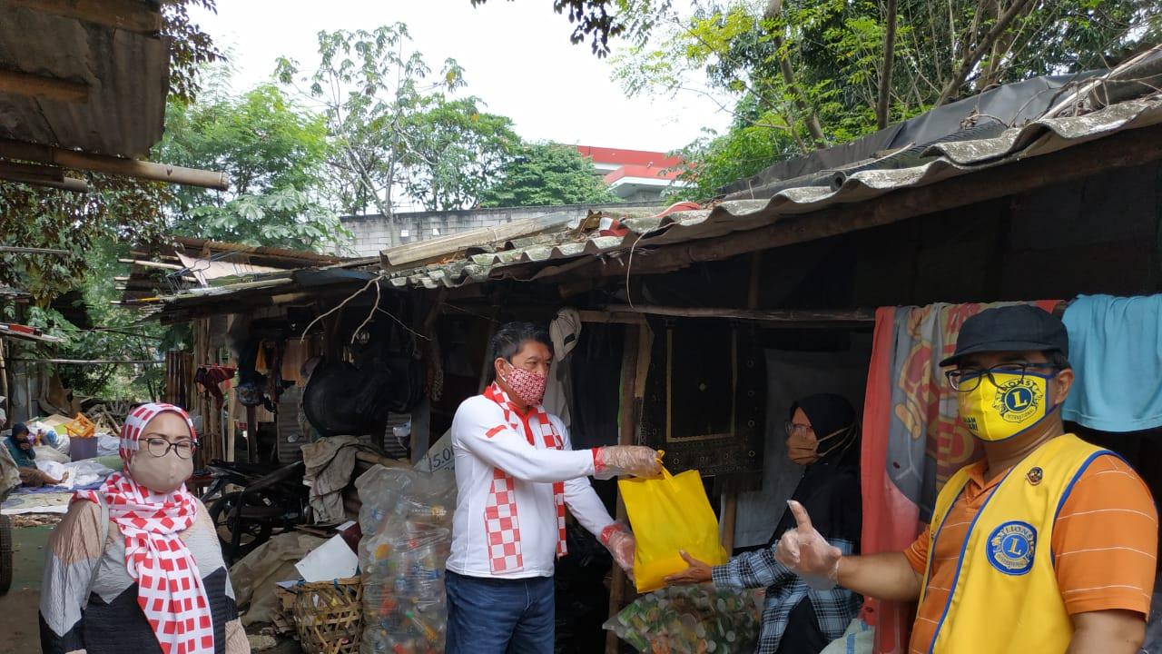 Relawan Solmet membagikan bantuan sembako untuk terdampak corona di Depok.