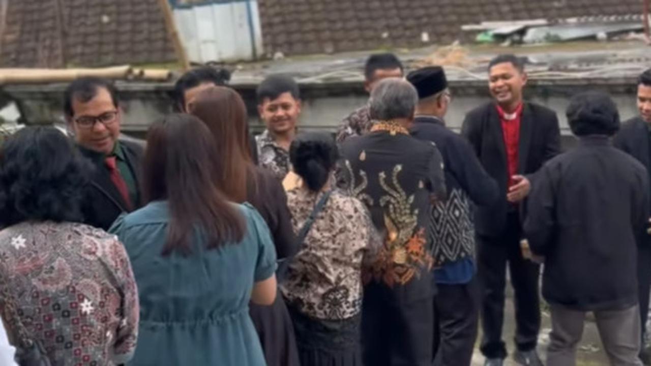 ⁠Indahnya Toleransi, Warga Muslim & Buddha Berbondong-bondong Datangi Gereja Pantekosta Untuk Ucapkan Selamat Natal