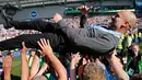 Pelatih Manchester City Pep Guardiola diangkat ke udara oleh para pemain usai mengalahkan Brighton di Stadion AMEX, Brighton, Inggris, Minggu (12/5). The Citizens menjadi yang terbaik di musim 2018-2019 setelah memenangi duel sengit dengan Liverpool hingga pekan terakhir. (AP Photo/Frank Augstein)