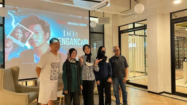 Foto bersama dengan Produser dan Penulis