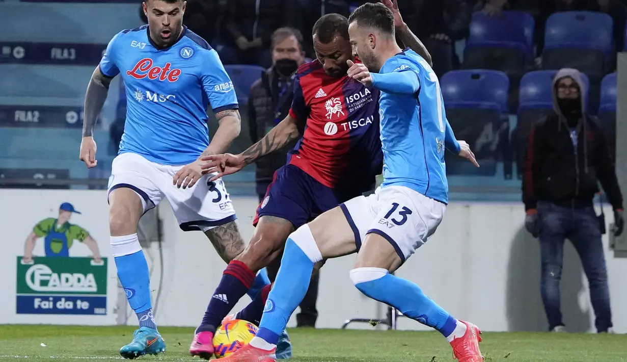 Gelandang Cagliari, Joao Pedro berusaha melewati pemain Napoli, Amir Rrahmani pada pertandingan lanjutan Liga Serie A Italia di stadion Unipol Domus di Cagliari, Italia, Selasa (22/2/2022). Napoli bermain imbang atas Cagliari 1-1. (Alessandro Tocco/LaPresse via AP)