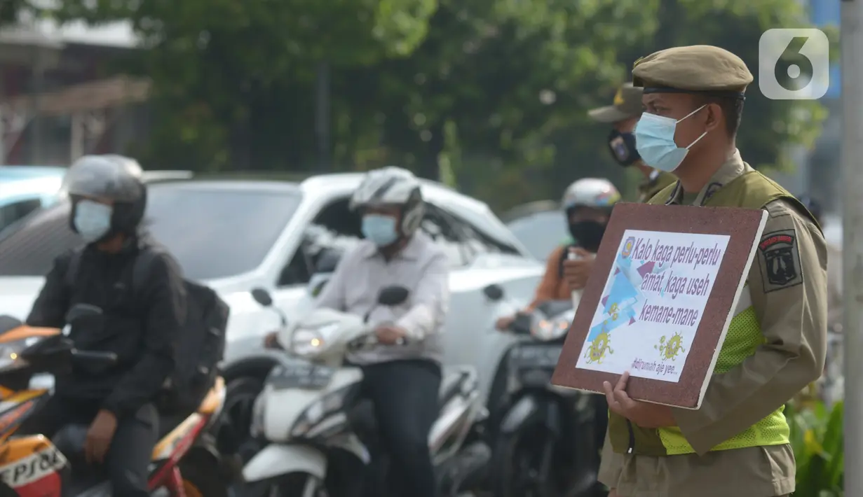 Petugas Satpol PP memegang poster himbauan kepada masyarakat tentang Covid-19, Jakarta, Jumat (6/11/2020). Upaya pemerintah tidak berhenti mengingatkan masyarakat untuk selalu mengenakan masker dan 3M agar terhindar dari bahaya penyebaran Covid-19 yang kini belum berakhir. (merdeka.com/Imam Buhori)