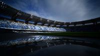 Pemandangan umum (a general view) menunjukkan tribun yang terpantul di genangan air sebelum pertandingan Serie A Italia antara Napoli dan Atalanta pada 11 Maret 2023 di Stadion Diego Maradona, Napoli. (Filippo MONTEFORTE/AFP)