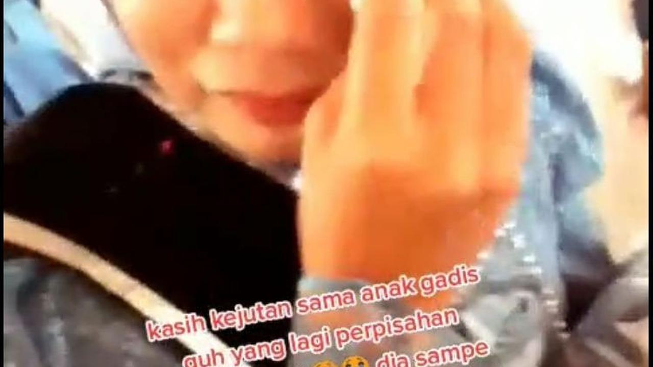 Tak bisa lagi menahan, air matanya pun akhirnya pecah.