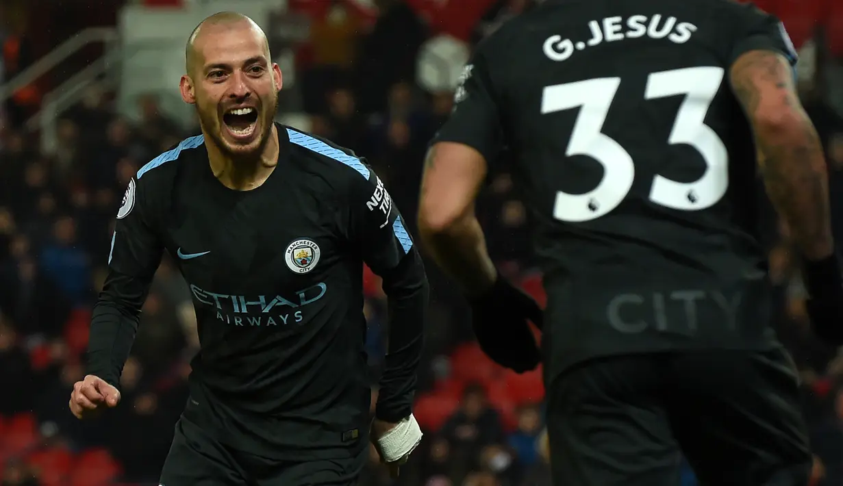 Gelandang Manchester City, David Silva berselebrasi setelah mencetak gol ke gawang Stoke City pada pertandingan pekan ke-30 Premier League di bet365 Stadium, Selasa (13/3). Dua gol kemenangan Manchester City diciptakan oleh David Silva. (PAUL ELLI/AFP)