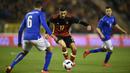 Gelandang Belgia, Yannick Carrasco berusaha melewati pemain Italia, Antonio Candreva pada laga persahabatan di Stadion King Baudouin, Belgia, Sabtu (13/11/2015). (AFP Photo/John Thys)