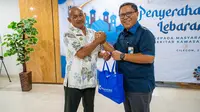 Direktur Utama PT KSP Iip Arief Budiman memberikan bingkisan Lebaran bagi warga sekitar 18 Kelurahan yang berada di wilayah ring 1 Kawasan Industri Krakatau bertempat di Wisma Krakatau Cilegon, Kamis (28/3/2024). (Ist)
&nbsp;