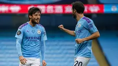 Gelandang Manchester City, David Silva (kiri) berselebrasi usai mencetak gol ke gawang Bournemouth pada pertandingan lanjutan Liga Inggris di Stadion Ethiopia di Manchester, Inggris (15/7/2020). Manchester City menang tipis 2-1 atas Bournemouth. (AP photo/Dave Thompson, Pool)
