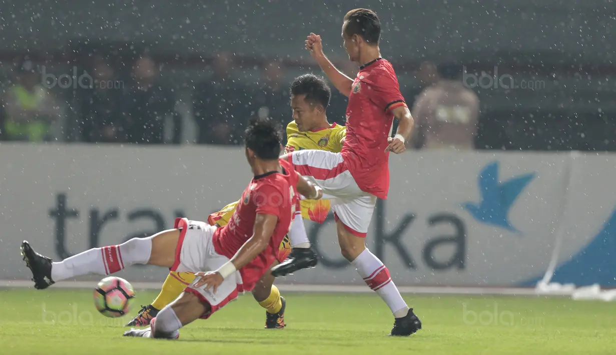 Pemain Bhayangkara FC, Subo Seto berusaha melewati adangan dua pemain Persija Jakarta pada lanjutan Liga 1 2017 di Stadion Patriot Bekasi, Sabtu (12/11/2017). Bhayangkara kalah dari Persija 1-2. (Bola.com/Nicklas Hanoatubun)