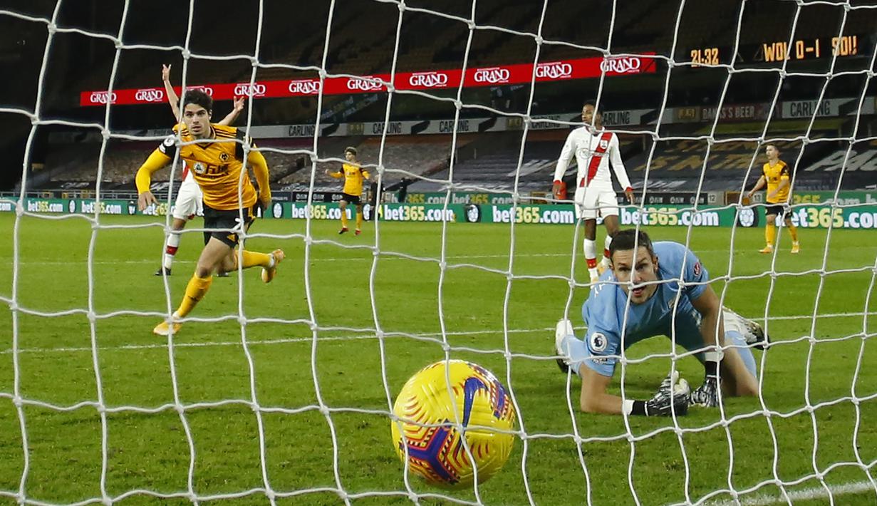 Gelandang Wolverhampton Wanderers, Pedro Neto, saat mencetak gol ke gawang Southampton pada laga lanjutan Liga Inggris di Molineux Stadium, Selasa (24/11/2020) dini hari WIB. Wolverhampton imbang 1-1 menghadapi Southampton. (AFP/Andrew Boyers/pool)