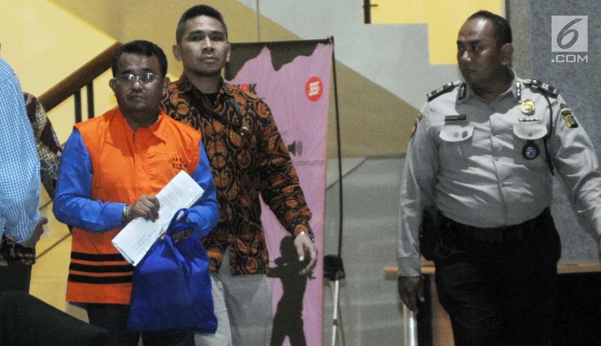 Bupati Bengkayang, Suryadman Gidot dikawal petugas usai menjalani pemeriksaan pasca OTT di Gedung KPK, Jakarta, Rabu (4/9/2019). Suryadman Gidot resmi ditahan bersama 4 tersangka terkait dugaan suap proyek di lingkungan Kabupaten Bengkayang, Kalimatan Barat. (merdeka.com/Dwi Narwoko)