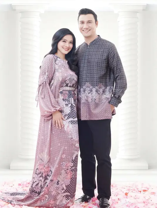 Pasangan artis ini memang cukup sering mengunggah momen mesra mereka di Instagram. [Foto: IG/titi_kamall].