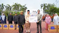 Peruri menyerahkan bantuan komputer untuk 15 SDN di Kabupaten Karawang yang diterima secara simbolis oleh Bupati Karawang H. Aep Syaepuloh pada peringatan Hardiknas 2025, Jumat 2 Mei 2025.