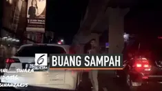 Sebuah mobil diketahui buang sampah sembarang di jalanan, ketika ditegur justru pemilik mobil bersikap arogan.