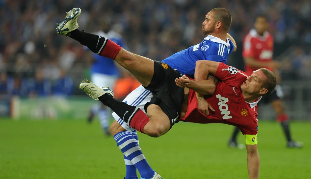 Nemanja Vidic. Bek tengah ini didatangkan Manchester United dari Spartak Moscow pada tengah musim 2005/2006 senilai 7 juta pound. Selama 8,5 musim ia tampil 300 laga dengan torehan 21 gol dan 5 assist. Banyak gelar diraihnya, seperti 5 trofi Premier League dan 1 Liga Champions. (AFP/Christof Stache)