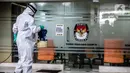 Petugas melakukan penyemprotan cairan disinfektan di salah satu ruangan yang segel di Gedung KPU Pusat, Jakarta, Selasa (21/7/20).  Penyemprotan dilakukan setelah seorang pegawai Komisi Pemilihan Umum (KPU) RI terpapar virus Covid-19. (Liputan6.com/Faizal Fanani)