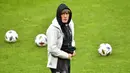 Pelatih Jerman, Joachim Loew, memimpin sesi latihan jelang laga persahabatan di Koln, Rabu (7/10/2020). Jerman akan berhadapan dengan Turki. (AP Photo/Martin Meissner)